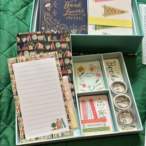 Advent Book Lovers Box, 1-25 individually wrapped items - Picture 4 of 14